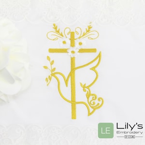 Może przedstawiać: Złoty haft przedstawiający gołębia z rozpostartymi skrzydłami, siedzącego na krzyżu z wieńcem kwiatowym. Wzór znajduje się na białym tle tkaniny.