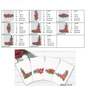 K&ouml;nnte beinhalten: Vier wei&szlig;e K&uuml;chent&uuml;cher mit roten und gr&uuml;nen gestickten Weihnachtskr&auml;nzen. Die Kr&auml;nze zeigen Weihnachtssterne und Tannenzweige. Die Handt&uuml;cher sind gefaltet und auf einer karierten Oberfl&auml;che gestapelt. Der Text "Lily's Embroidery Designs" ist in der rechten unteren Ecke des Bildes sichtbar.