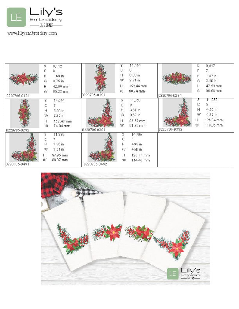 K&ouml;nnte beinhalten: Vier wei&szlig;e K&uuml;chent&uuml;cher mit roten und gr&uuml;nen gestickten Weihnachtskr&auml;nzen. Die Kr&auml;nze zeigen Weihnachtssterne und Tannenzweige. Die Handt&uuml;cher sind gefaltet und auf einer karierten Oberfl&auml;che gestapelt. Der Text "Lily's Embroidery Designs" ist in der rechten unteren Ecke des Bildes sichtbar.
