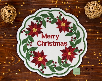 Peut inclure: Guirlande de Noël brodée blanche avec des fleurs de poinsettia rouges et des feuilles vertes. La guirlande porte le texte "Merry Christmas" au centre.
