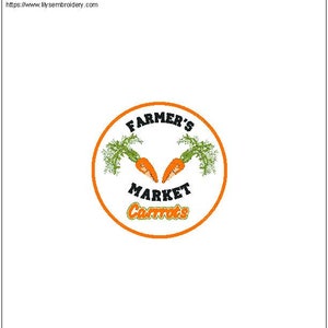 Puede incluir: Un dise&ntilde;o de bordado redondo, naranja y blanco con el texto "FARMER'S MARKET Carrots" en negro. El dise&ntilde;o presenta dos zanahorias naranjas con tapas verdes.
