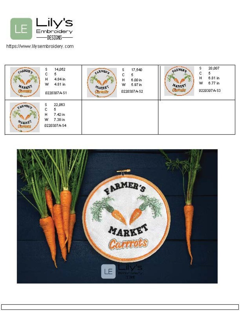 Puede incluir: Un dise&ntilde;o bordado de un c&iacute;rculo blanco con un borde naranja, que presenta el texto "Farmer's Market Carrots" en letras negras. Dos zanahorias naranjas con hojas verdes se representan dentro del c&iacute;rculo. El dise&ntilde;o se muestra en un aro de madera con un fondo marr&oacute;n. Varias zanahorias naranjas con hojas verdes son visibles en primer plano.