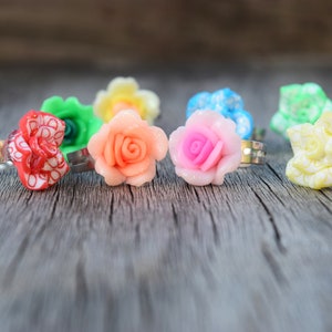 Kids Glitter Flower Rings, Small Adjustable Ring for Children, Polymer Clay Rose Rings Metal Band, Gift for Little Girl, Fun Kidcore Rings