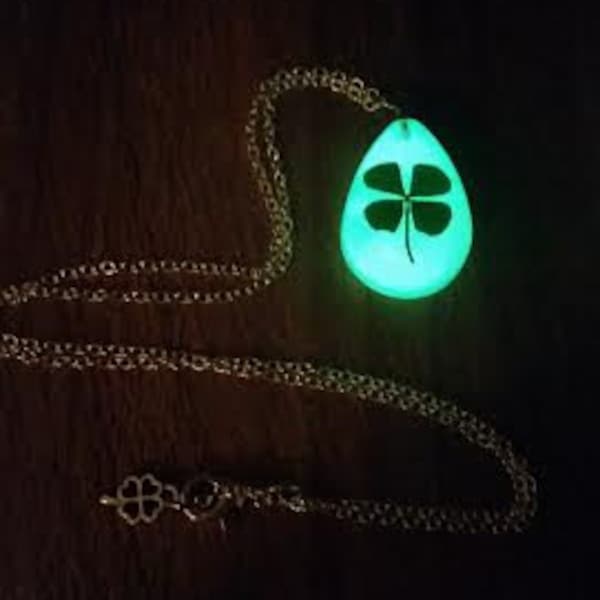 Glow Clover Necklace, Glow in the Dark Four Leaf Clover, St Patrick's Day, Glowing Green Saint Paddy's Irish 4 Leaf, Shamrock Keychain