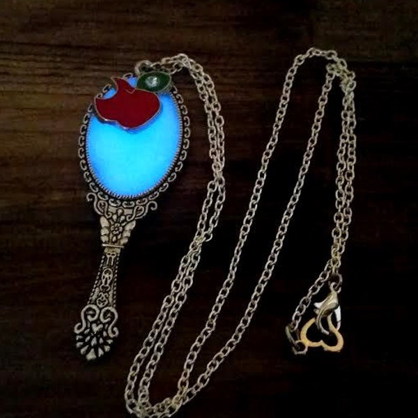 Collar de espejo brillante, espejo mágico de Evie, collar de la Reina Malvada que brilla en la oscuridad, OUAT, collar de Blancanieves, espejo de La Bella y la Bestia