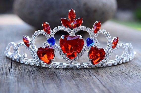 Evie Crown, Regina di Cuori Tiara, Discendenti 3 Costume, Argento 3 Grandi  Cuori Rossi e 2 Blu, Evie Abito Formale, San Valentino, Adulto / Bambino -   Italia