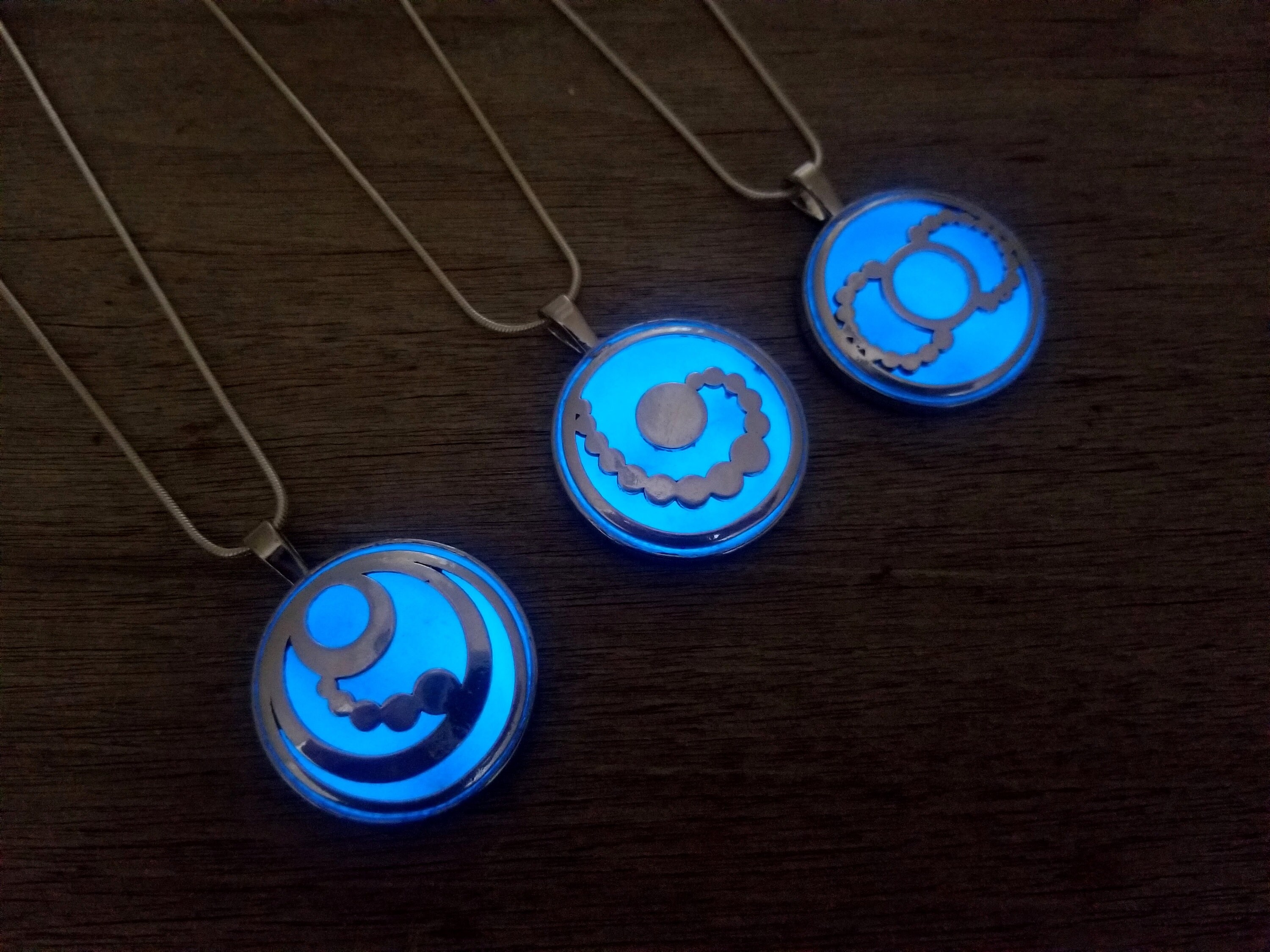 four glow in the dark pop its