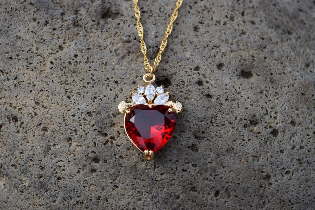 Valentine's Day Necklace Descendants Red Heart Crown Necklace Queen of  Hearts Costume Fan Jewelry | Wish