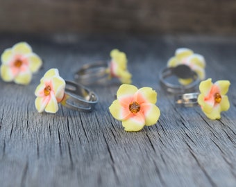 Boucles d'oreilles créoles en forme de fleur en résine blanche - Bijoux Boucles d'oreilles créoles en forme de fleur en résine blanche - Bijoux