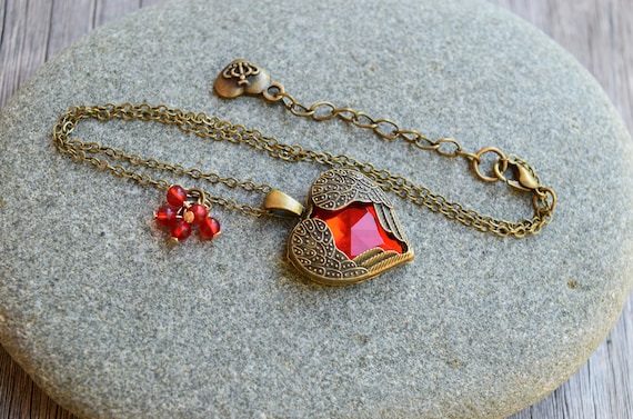 The necklace heart red Evie (Sofia Carson) in the Descendants | Spotern