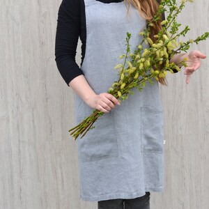 Pinafore linnen schort, Japans schort, Cross back schort, Stonewashed linnen, Keuken schort, Natuurlijk cadeau, Pinafore jurk, Milieuvriendelijk ontwerp afbeelding 5