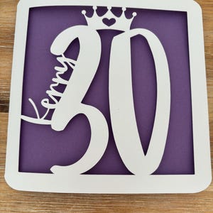 Carte d'anniversaire personnalisée numéro Papercut avec couronne | Carte d'étape | Carte d'âge ~ Carte spéciale unique avec numéro et nom