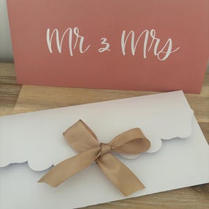 リボン付き結婚式ギフト封筒 ~ Mr & Mrs | 招待状封筒 | 任意の書き込み | サテンリボン | 21 x 10 cm