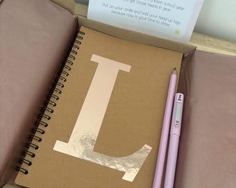 Zurück zu Schule Stationäre Geschenk-Set | Personalisiertes Anfangstagebuch / Notizbuch | Mäppchen, Federmäppchen, Stifterolle