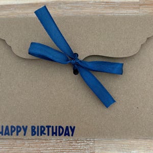 Busta elegante con nastro ~ Personalizzata con nome e celebrazione / Busta per soldi di compleanno / Busta per inviti / Qualsiasi scrittura / 15 x 11,5 cm