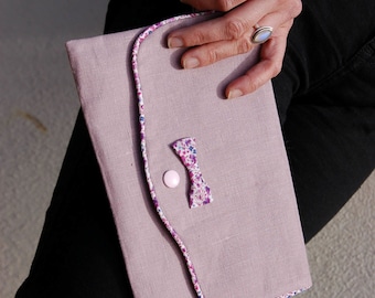 Pochette avec anse, Lin vieux rose passepoil et noeud liberty rose et violet