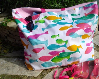 Gran bolsa de playa en tela recubierta de pescado multicolor y rosa