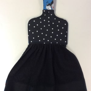 Peut inclure: Porte-serviette de cuisine noir et blanc &agrave; pois avec une poign&eacute;e en tissu bleu et blanc repr&eacute;sentant des personnages de dessins anim&eacute;s. La poign&eacute;e a une boucle pour accrocher.