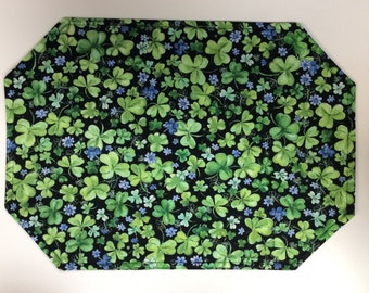 St. Patrick's Day/Reversible Placemats/Set of 4 or 6/Pretty Shamrocks