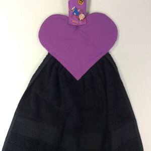 Peut inclure: Porte-serviette en forme de c&oelig;ur violet avec une serviette noire suspendue. Le porte-serviette a une boucle en tissu avec un imprim&eacute; sur le th&egrave;me d'Halloween.