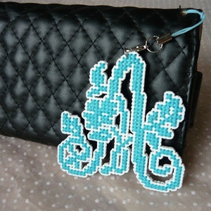 Encanto personalizado del teléfono de puntada cruzada - letra del alfabeto, orden personalizado cruz punto carta, encanto kawaii, enchufe del polvo, enchufe del auricular