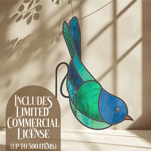 Puede incluir: Pájaro de vidriera en tonos azules y verdes, con un soporte colgante de metal negro. El pájaro tiene un pico naranja y un pequeño ojo rojo. La imagen incluye el texto: "INCLUDES LIMITED COMMERCIAL LICENSE (UP TO 500 ITEMS)".
