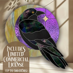 Puede incluir: Vidriera de un cuervo negro con detalles iridiscentes sobre un fondo morado y amarillo. El cuervo está posado contra una forma de media luna. La imagen incluye el texto "INCLUDES LIMITED COMMERCIAL LICENSE (UP TO 500 ITEMS)".