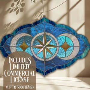 Op de afbeelding: Een ovaal glas-in-loodraam met een nautisch thema. Het heeft een kompasroos in het midden, omringd door blauw, turquoise en wit glas. Het raam heeft een decoratieve rand. De tekst "INCLUDES LIMITED COMMERCIAL LICENSE (UP TO 500 ITEMS)" is zichtbaar.