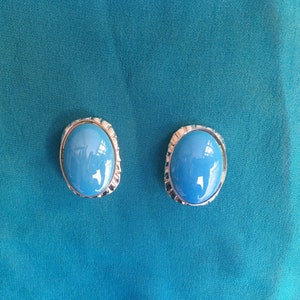 Vintage 1970s turquoise glass paste and silver tone clip earrings