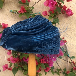 Vintage 60s peacock blue velvet pillbox with feathers