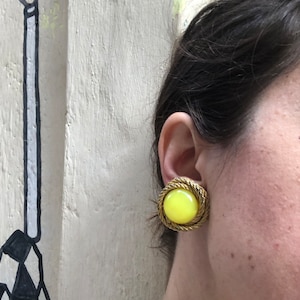 Vintage 60s gold tone and yellow resin stone clip on earrings