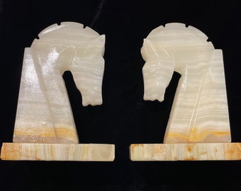 Cabezas de caballo talladas en ónix verde arcoíris