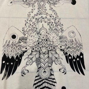 Może przedstawiać: Czarno-biała grafika przedstawiająca ptaka z rozłożonymi skrzydłami, skomplikowanymi wzorami i motywem niebiańskim. Projekt przedstawia dwie głowy ptak&oacute;w, szczeg&oacute;łowe pi&oacute;ra i okrągłe elementy na białym tle.