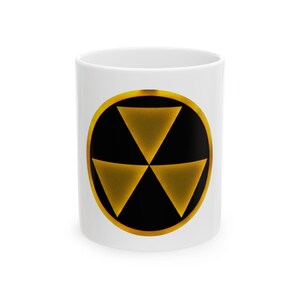 Taza de cerámica con símbolo de radiación nuclear de Fallout Shelter