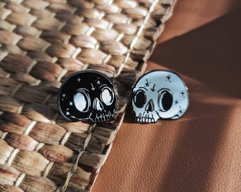 2 Stück Passende Zwillinge Mondschädel Metall Emaille Pin Set (2 Pins) | Gothic, Halloween, Death, Skeleton Skull, Dark Witchy Art Brosche