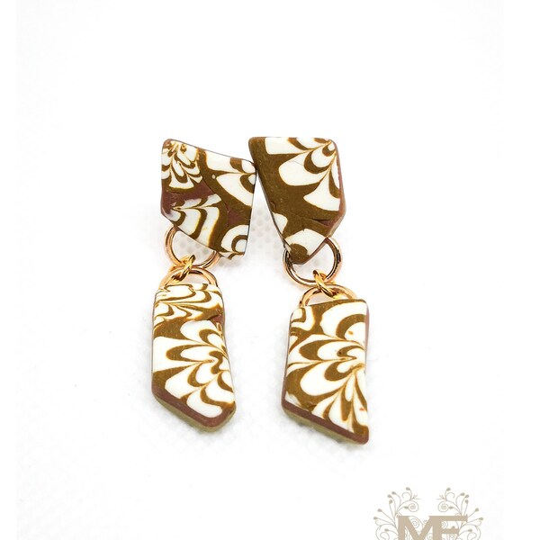 Boucles d'oreilles asymétriques brunes faites à la main avec des accessoires plaqués or, motif floral en argile polymère, accessoire élégant, cadeau parfait pour femme