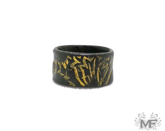 Black and gold ring handmade in polymer clay, gold handpainted flowers, stylish jewelry, classic and modern, unique ring