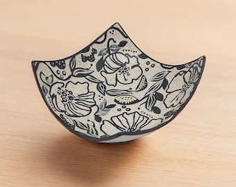 Charming Floral Jewelry Plate, Polymer Clay Decorative Tray, Unique Handmade Ring Dish, Artisanal Table Centerpiece, Artistic Home Decor