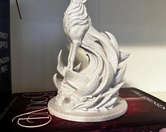 Estatua de lobo aullando - Figura de lobo de mármol impresa en 3D - Decoración fantástica de lobos de la ruina - Escultura para estantería - Regalo de arte gótico de lobo