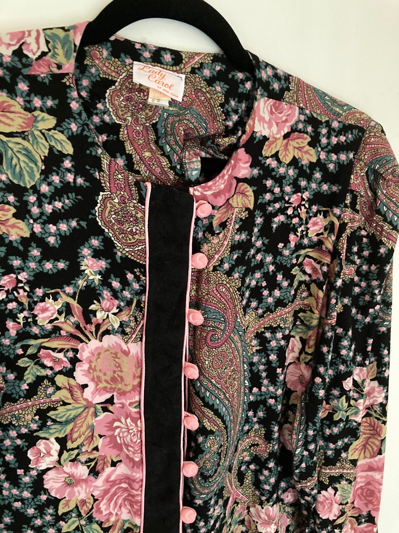 Lady Carol vintage 90s floral button front long sleeved loose blouse.