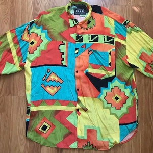 Camisa vintage de manga corta con botones, estilo café italiano de los años 80, colorida.