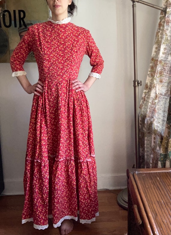 Vintage 70’s Floral Eyelet Red Peasant Boho Gunne… - image 2