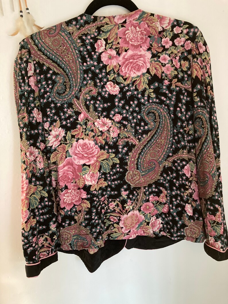 Lady Carol vintage 90s floral button front long sleeved loose blouse.