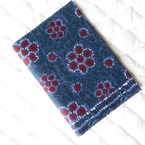 Couverture / protection de carnet de santé en wax (tissu africain) - KESEHA // Bleu, bordeaux et blanc