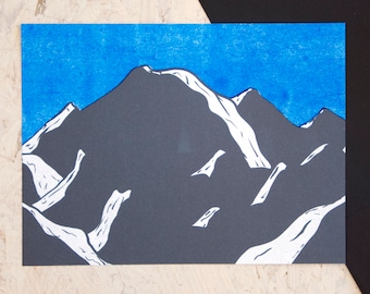 Impression Riso de dessin de montagnes, cadeau nature pour lui, décoration murale affiche faite à la main, illustration art paysager de montagne en chambre d'enfant