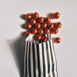 Sacchetti di carta per dolcetti di Halloween a strisce nere di caramelle.. confezione da dieci