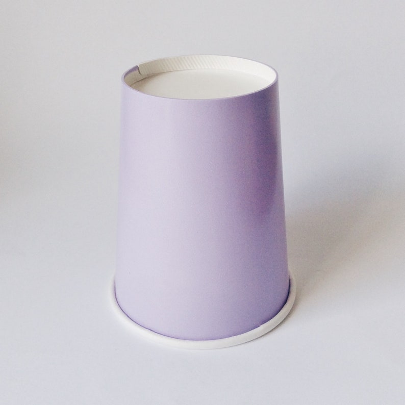 Lilac paper party cups