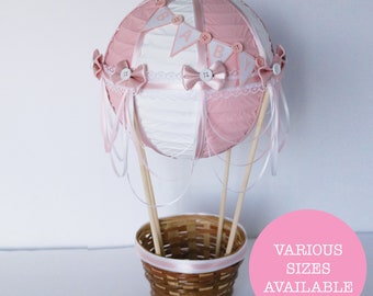 Heißluftballon-Mittelstück B-A-B-Y Blush rosa und weiße Spitze, Up Up and Away Babyparty, Babypartydekoration, Babypartygeschenk