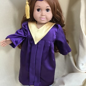 Abschlussmütze und Kleid für 18 Zoll Puppen in violett mit goldener Schärpe - andere Farben möglich.
