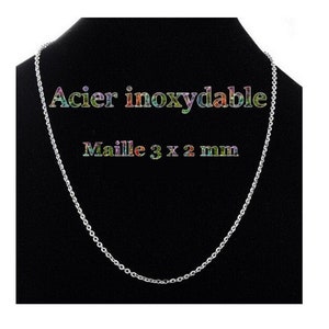 Peut inclure: Un collier chaîne en argent en acier inoxydable avec un maillon de 3 x 2 mm. La chaîne est présentée sur un fond noir. Le texte "Acier inoxydable" et "Maille 3 x 2 mm" est visible sur l'image.